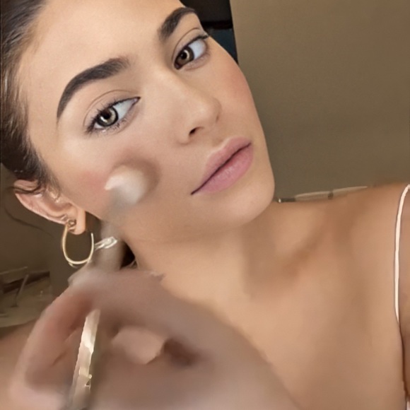 Runway Blush Stick Kendall x Kylie Cosmetics - Picture 8 of 9